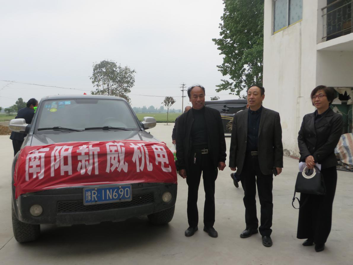 （圖中人物自右向左依次：朱紅云副局長、張國安副總經(jīng)理、華溝村易支書）